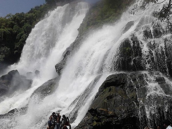  ഇരുന്നൂറ് അടി താഴേക്ക്