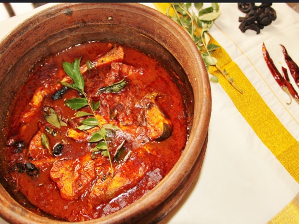 മീൻകറിയും വറുത്തതും അച്ചാറും കൂട്ടി അടിപൊളി ഊണ്!