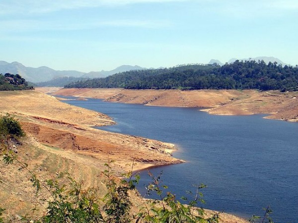 ഷോളയാർ അണക്കെട്ട്