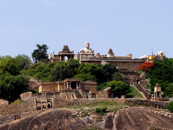 ഷെട്ടിഹള്ളിയില്‍ നിന്നും ഒന്നു തിരിഞ്ഞാൽ ശ്രാവണബലഗൊള 
