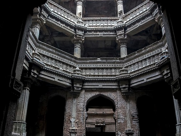 ഹിന്ദു വാസ്തുവിദ്യയിൽ തുടങ്ങി ഇസ്ലാം വാസ്തുവിദ്യയിലവസാനിച്ച നിർമ്മിതി