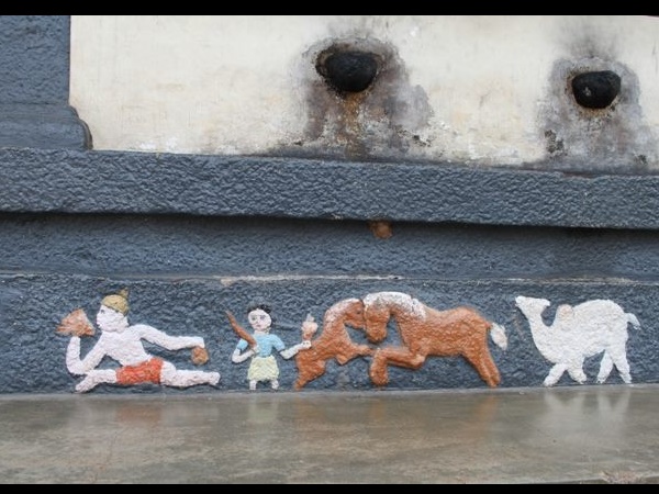 പള്ളിയുടെ ചുവരിലെ ഹനുമാൻ