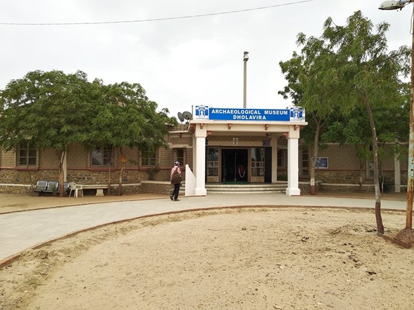 ലോകത്തിലെ ആദ്യ പട്ടണങ്ങളിലൊന്നിൻറെ മുന്നിൽ 