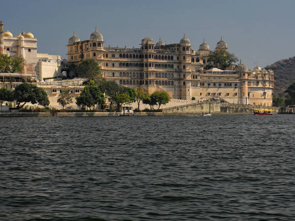 തടാകക്കരകളിലെ സ്മാരകങ്ങൾ