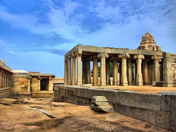 നിലത്തു സ്പർശിക്കാത്ത തൂണുകൾ