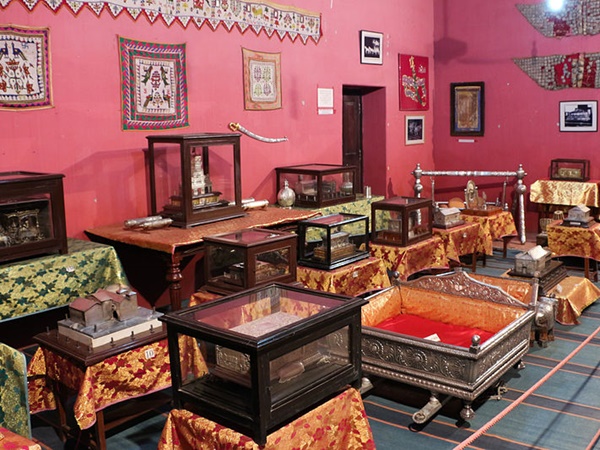 കൊട്ടാരത്തിനുള്ളിൽ