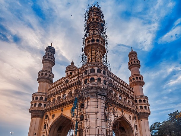 സമചതുരത്തിലുള്ള സ്മാരകം