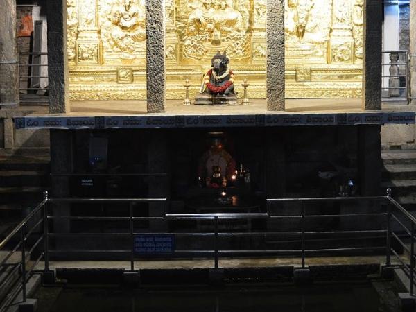 ശിവലിംഗത്തില്‍ ജലാഭിഷേകം നടത്തുന്ന നന്ദി