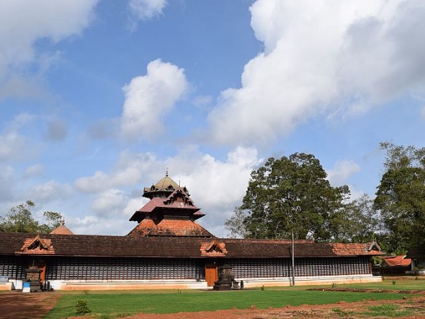 ക്ഷേത്രങ്ങളാൽ ചുറ്റപ്പെട്ട ക്ഷേത്രം