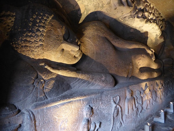 അജന്ത എല്ലോറ ഗുഹകൾ