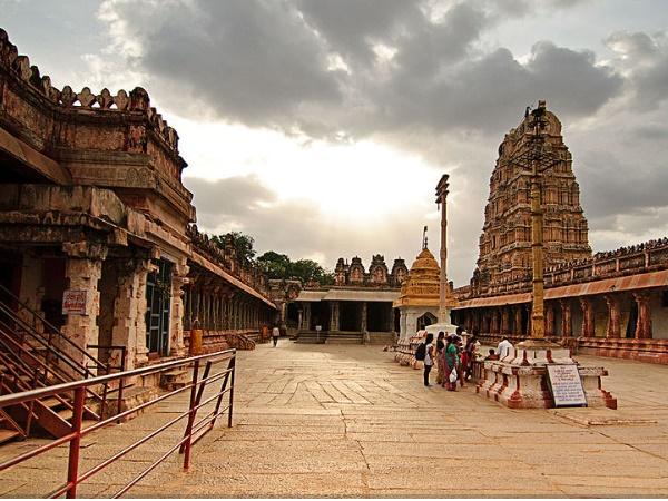 വിരൂപാക്ഷ: ഹംപിയെ ഹംപിയാക്കുന്ന പുണ്യക്ഷേത്രം