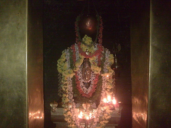 ഗുഹയ്ക്കുള്ളിലെ കുളവും ശിവലിംഗവും