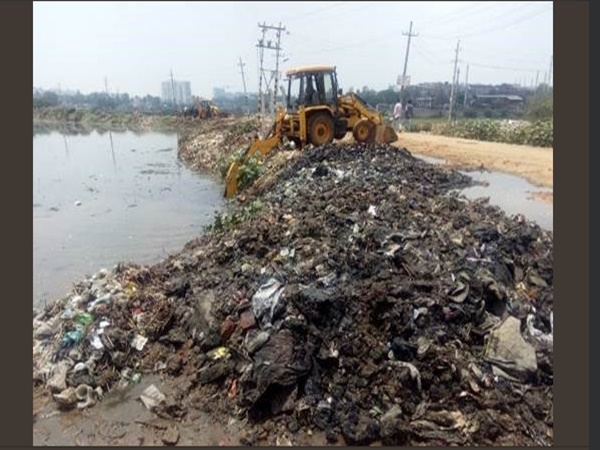 നഗരത്തിന്റെ മാലിന്യ തടാകം