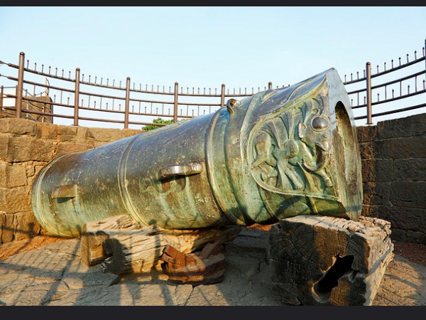  മാലിക് ഈ മൈദാൻ 