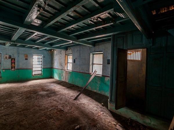 ആനന്ദ് വെയർഹൗസ്