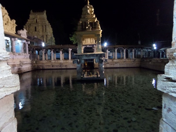 ക്ഷേത്രത്തിനുള്ളിലൂടെ കുളത്തിലേക്ക്