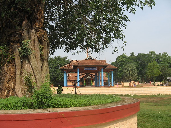 ചിറമുട്ടത്തോക്കുള്ള എഴുന്നള്ളത്ത്