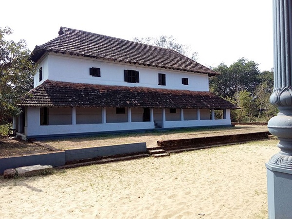 കാവി വസ്ത്രം ധരിച്ചവർക്ക് പ്രവേശനമില്ല