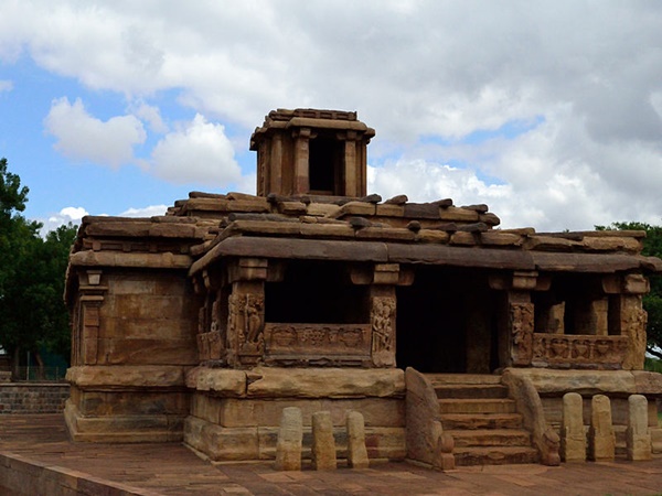 ഗോപുരമില്ലാത്ത ക്ഷേത്രം