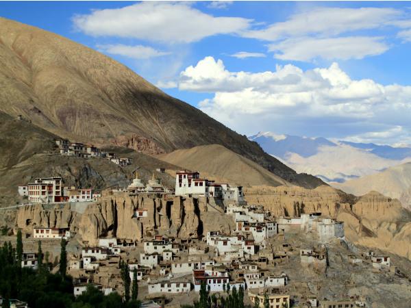 ചന്ദ്രന്റെ ഉപരിതലം കാണാൻ ലാമയാരു