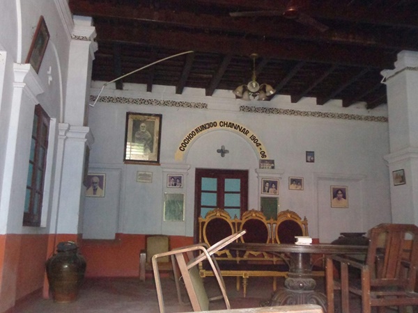 ചുവരിലെ ബ്ലാക്ക് ആൻഡ് വൈറ്റ് ചിത്രവും വരാന്തയിലെ സ്ത്രീയും!