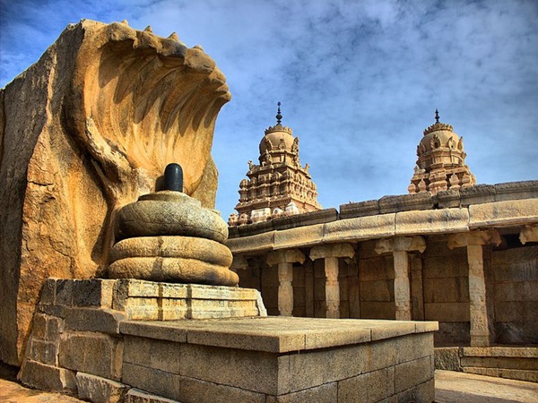 ഒറ്റക്കല്ലിലെ നന്ദിയും ഏഴു തലയുള്ള നാഗവും