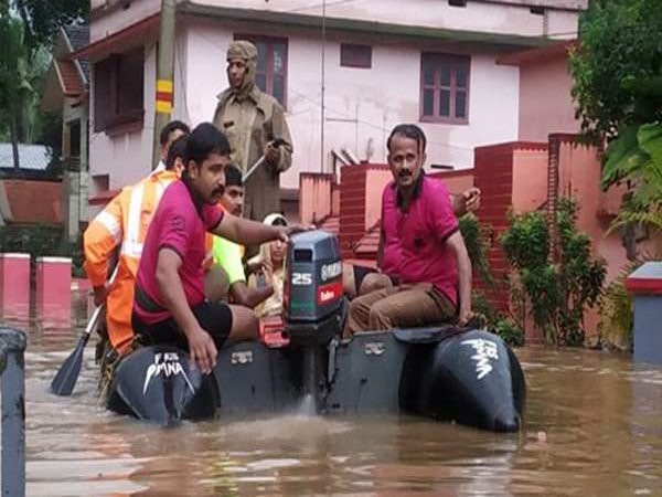 എസി റോഡ് വെള്ളത്തിൽ