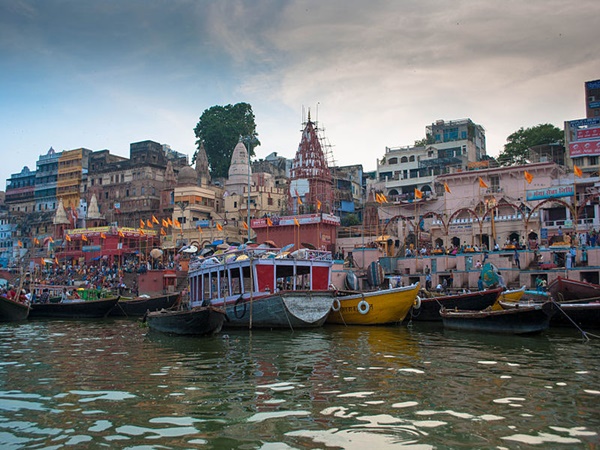 ക്ഷേത്രങ്ങളാൽ ചുറ്റപ്പെട്ട്