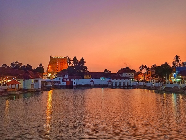 മണ്ണിനടിയിലാവുന്നു