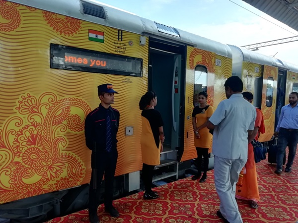 ലക്നൗവിൽ നിന്നും ഡൽഹി വരെ 6 മണിക്കൂർ 15 മിനിട്ട്