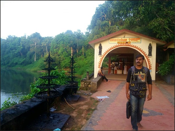 കാവിനുളളിലെ ഓർമ്മകളിൽ