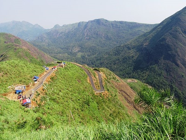ചുരത്തെ തോൽപ്പിക്കുന്ന വളവുകൾ