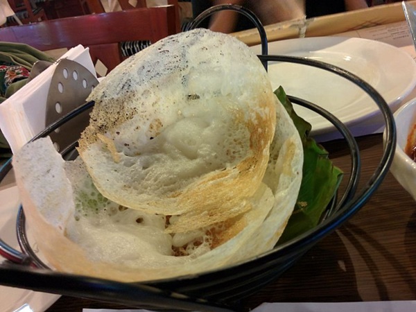 അപ്പവും മുട്ടക്കറിയും