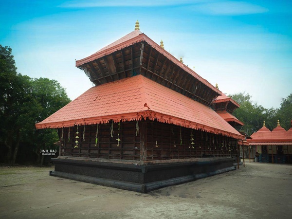 മൂന്നു തട്ടുള്ള ശ്രീകോവില്‍