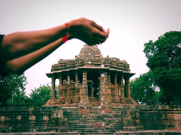 ആരാധനയില്ല‌