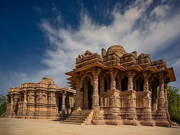  52 തൂണുകള്‍