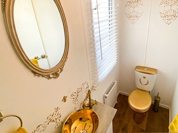 ഒരു കോടി മുടക്കി, രാത്രിക്ക് 1500