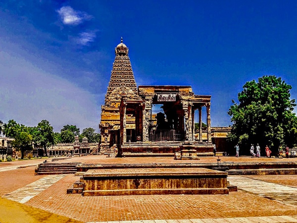  ക്ഷേത്ര ഗോപുരം