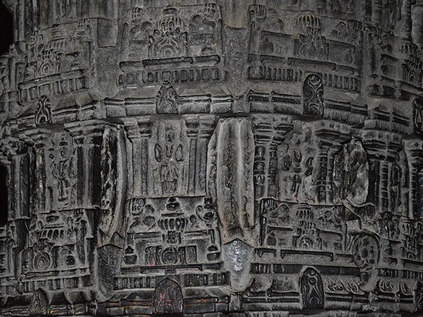 കറങ്ങുന്ന ദശാവതാര തൂണുകള്‍