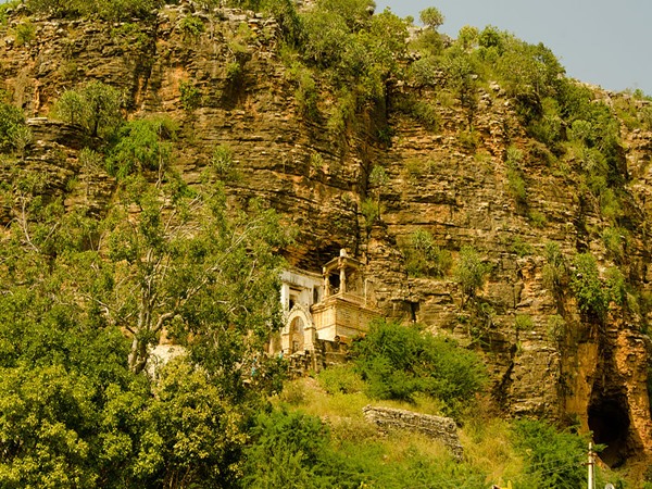 കാക്കകളില്ലാത്ത പ്രദേശം, ശനിയും