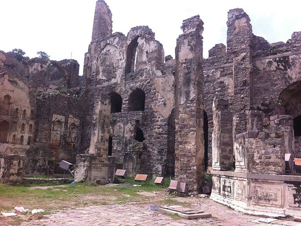 കവാടത്തിലെ കയ്യടിയും മുന്‍കരുതലും