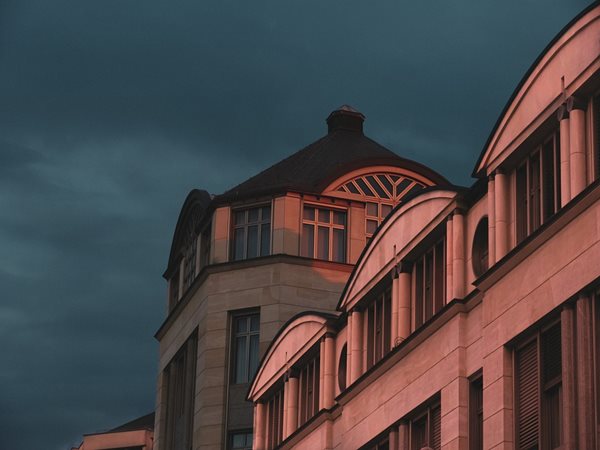  ഔദ്യോഗിക ഭാഷകള്‍ മൂന്ന്!