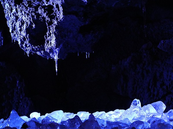 നരുസാവ ഐസ് ഗുഹ