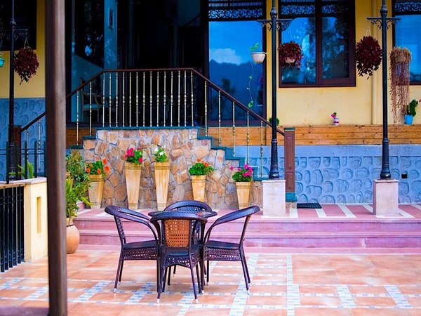  ബജറ്റ് ഹോ‌ട്ടല്‍, പബ്ലിക് ട്രാന്‍സ്പോര്‍ട്