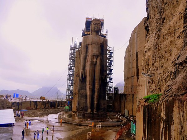 അഹിംസയുടെ പ്രതിമ-108 അടി