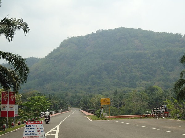 വെറ്റിലപ്പാറ വഴി അതിരപ്പിള്ളിയിലേക്ക്