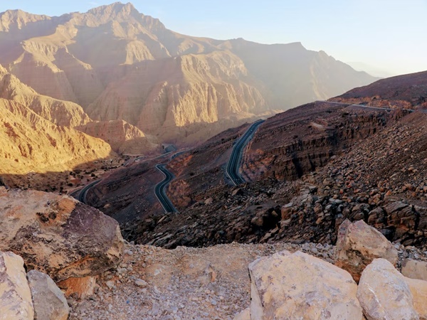 പാറകള്‍ വെട്ടിത്തുറന്ന വഴി!