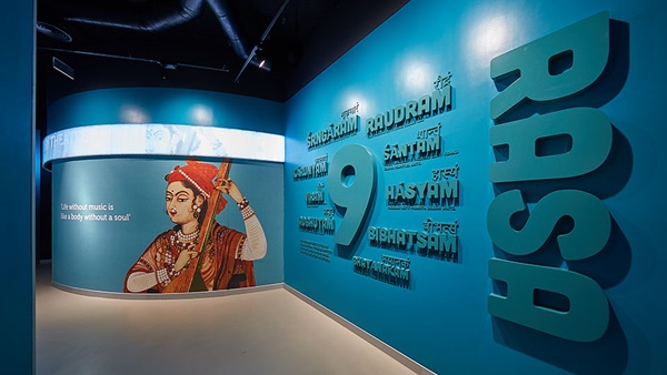 മൂന്നു നിലകളും 9 ഗാലറികളും