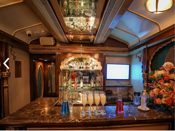 ഗോൾഡൻ ചാരിയറ്റ് ലക്ഷ്വറി ട്രെയിൻ പാക്കേജുകൾ 