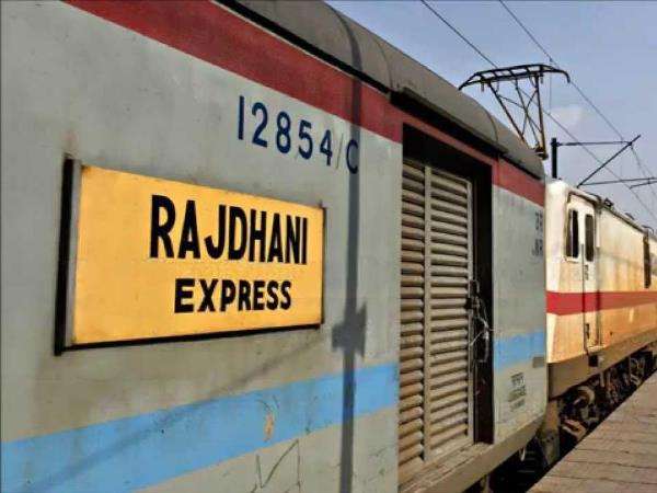 സ്ലീപ്പർ കോച്ചുകളിൽ യാത്ര ചെയ്യാം